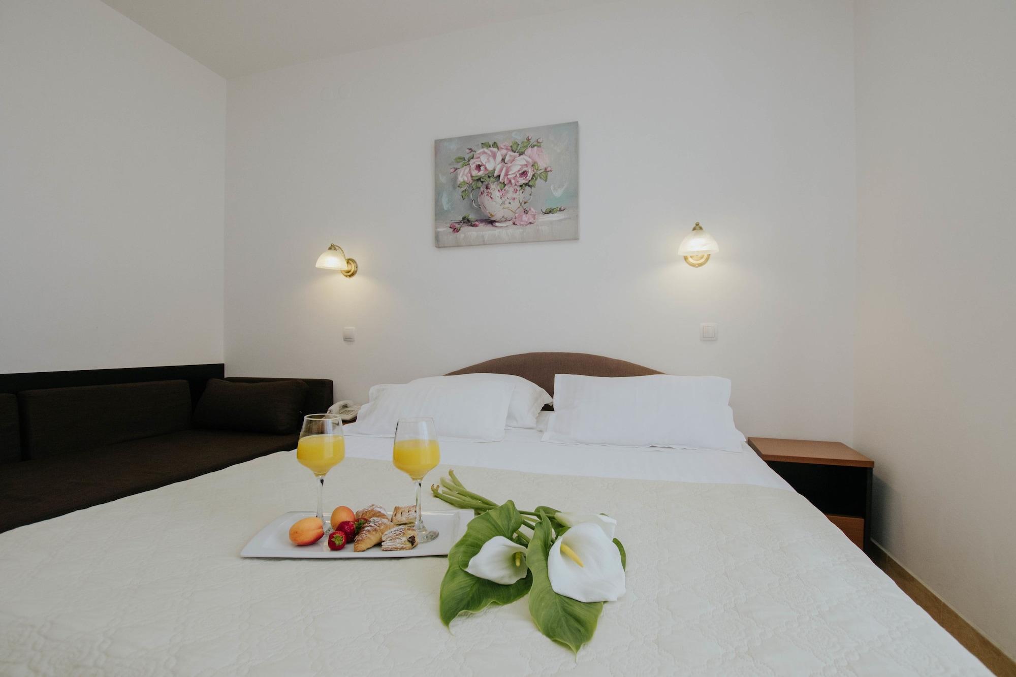Hotel Vila Tina Arbanija Εξωτερικό φωτογραφία