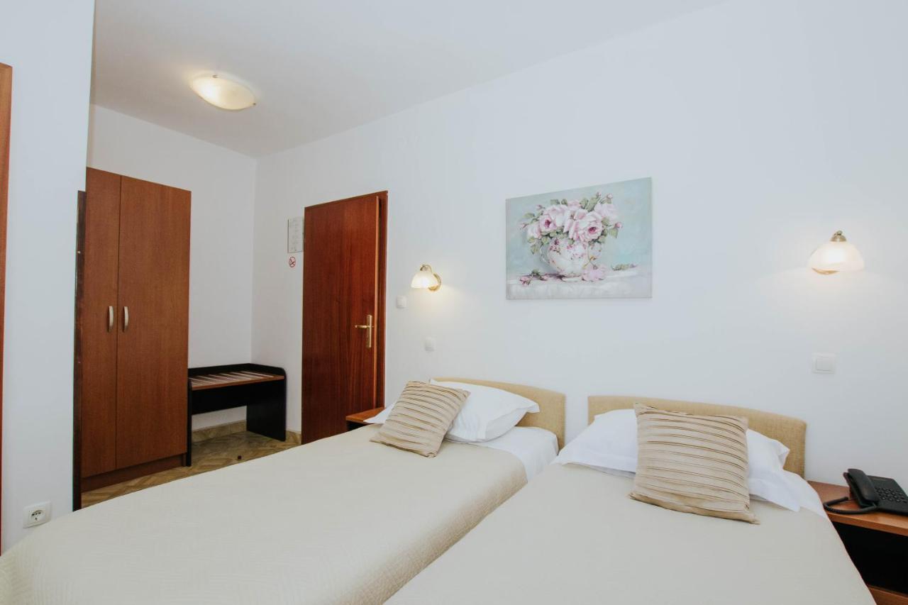 Hotel Vila Tina Arbanija Εξωτερικό φωτογραφία